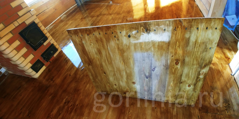 Поднятая деревянная дверь в полу Деревянный люк в полу на амортизаторах и скрытых петлях